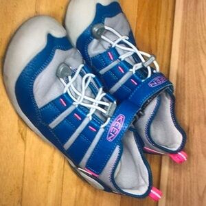 Keen knot hair hollow shoes